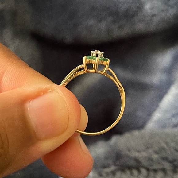 10k Gold Emerald Ring - Picture 8 of 9